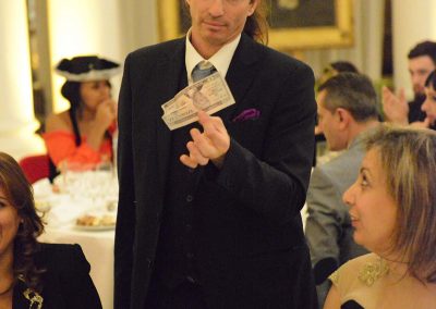 magicien close-up et scene sylvain Bottello pour entreprise et soirées privées.